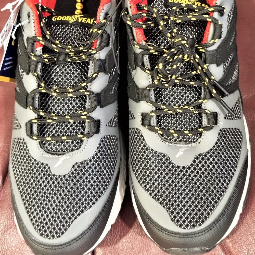 NWT Mens Working shoes 10.5 GOODYEAR Black Red Grip soles